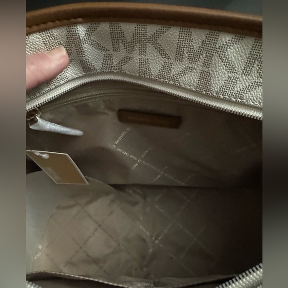 Michael Kors purse - Picture 4 of 4